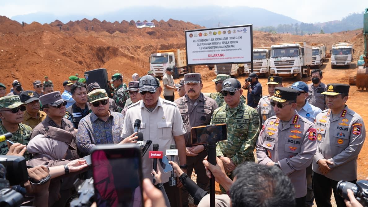 Tim Satuan Tugas Penertiban Kawasan Hutan (Satgas PKH) yang dipimpin Menteri Pertahanan Sjafrie Sjamsoeddin bersama Jaksa Agung ST Burhanuddin, Panglima TNI Jenderal Agus Subiyanto, dan Kapolri Jenderal Listyo Sigit Prabowo meninjau lokasi tambang milik PT Bumi Morowali Utara di Kecamatan Bungku Pesisir, Morowali, Sulawesi Tengah, Selasa (4/11/2025).