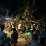 Petugas kepolisian bersama warga melakukan evakuasi dan pembersihan batang pohon gepah yang tumbang di area Pura Segara Penataran Ped, Nusa Penida, Rabu (5/11/2025) malam.