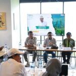 Bupati Klungkung I Made Satria saat membuka Focus Group Discussion (FGD) bertema “Waste Management Ecosystem” di Mandawa Creative Space Amerta Penida, Desa Sakti, Nusa Penida, Kamis (6/11). Kegiatan ini menjadi bagian dari rangkaian Nusa Penida For Tomorrow Event dalam Nusa Penida Festival 2025.