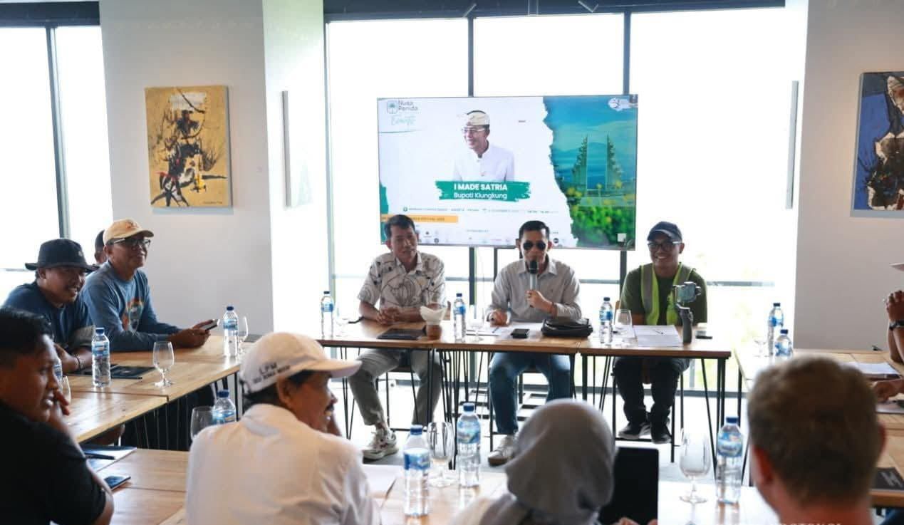 Bupati Klungkung I Made Satria saat membuka Focus Group Discussion (FGD) bertema “Waste Management Ecosystem” di Mandawa Creative Space Amerta Penida, Desa Sakti, Nusa Penida, Kamis (6/11). Kegiatan ini menjadi bagian dari rangkaian Nusa Penida For Tomorrow Event dalam Nusa Penida Festival 2025.
