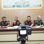 Kajati Sumsel, Dr. Ketut Sumedana, SH, MH (kedua dari kiri) memberikan keterangan pers terkait penetapan enam tersangka kasus dugaan korupsi pemberian fasilitas kredit bank plat merah kepada PT BSS dan PT SAL, di Media Center Kejaksaan Tinggi Sumatera Selatan, Senin (10/11/2025).
