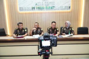 Kajati Sumsel, Dr. Ketut Sumedana, SH, MH (kedua dari kiri) memberikan keterangan pers terkait penetapan enam tersangka kasus dugaan korupsi pemberian fasilitas kredit bank plat merah kepada PT BSS dan PT SAL, di Media Center Kejaksaan Tinggi Sumatera Selatan, Senin (10/11/2025).