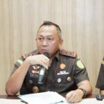 Kajati Sumatera Selatan, Dr. Ketut Sumedana, SH, MH, saat memberikan keterangan kepada media terkait penyidikan dugaan korupsi pemberian KUR Mikro dan pengelolaan kas besar di salah satu bank plat merah di Muara Enim.