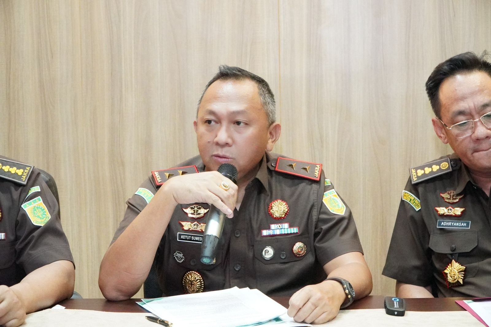 Kajati Sumatera Selatan, Dr. Ketut Sumedana, SH, MH, saat memberikan keterangan kepada media terkait penyidikan dugaan korupsi pemberian KUR Mikro dan pengelolaan kas besar di salah satu bank plat merah di Muara Enim.