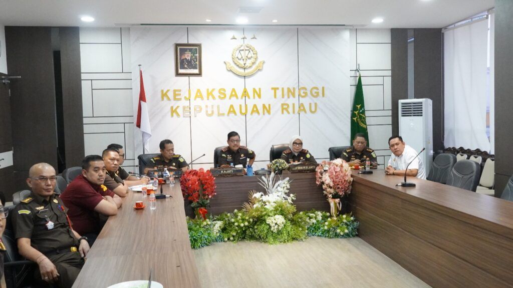 Pimpinan dan jajaran Kejaksaan Tinggi Kepulauan Riau mengikuti ekspose permohonan penghentian penuntutan berbasis restorative justice secara virtual di Kantor Kejati Kepri, Tanjungpinang, Rabu (26/11/2025).