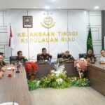 Pimpinan dan jajaran Kejaksaan Tinggi Kepulauan Riau mengikuti ekspose permohonan penghentian penuntutan berbasis restorative justice secara virtual di Kantor Kejati Kepri, Tanjungpinang, Rabu (26/11/2025).