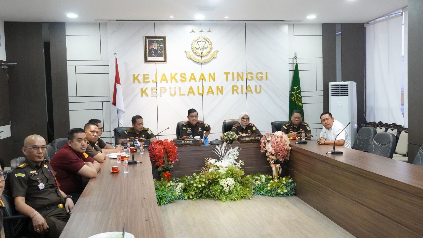 Pimpinan dan jajaran Kejaksaan Tinggi Kepulauan Riau mengikuti ekspose permohonan penghentian penuntutan berbasis restorative justice secara virtual di Kantor Kejati Kepri, Tanjungpinang, Rabu (26/11/2025).