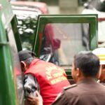 Petugas Kejati Sumsel menggiring seorang tersangka menuju mobil tahanan usai menjalani pemeriksaan dalam kasus dugaan korupsi penyaluran KUR Mikro dan pengelolaan aset kas besar di Kabupaten Muara Enim.
