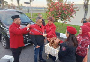 Sekjen PDIP, Hasto Kristiyanto tiba di Bandara Internasional Pattimura Ambon bersama rombongan, di sambut Ketua DPD PDI Perjuangan Maluku dan Sekretarisnya.