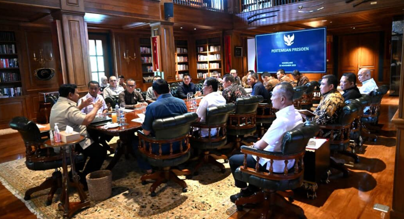 Presiden Republik Indonesia Prabowo Subianto memanggil sejumlah anggota Kabinet Merah Putih ke kediaman pribadinya di Hambalang, Bogor, pada Minggu, 23 November 2025.