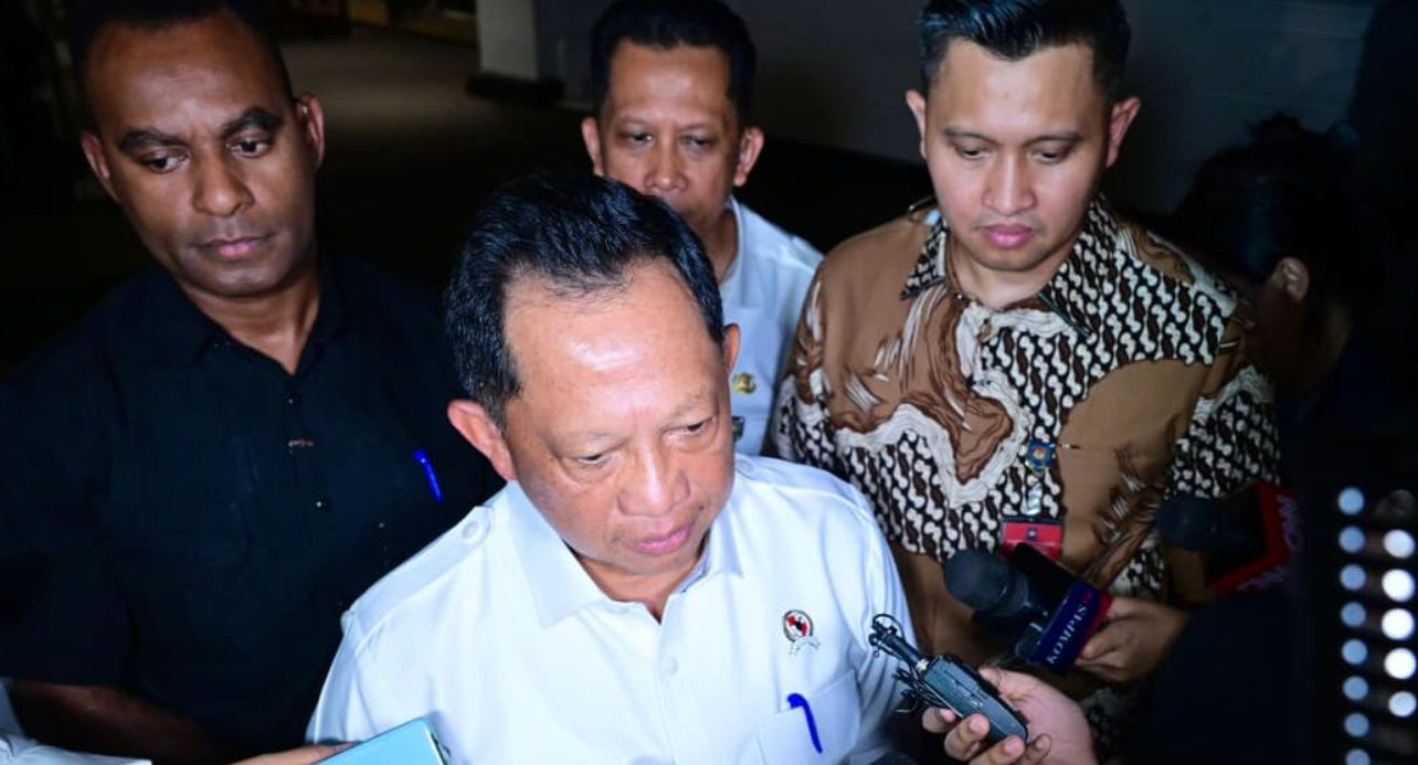 Menteri Dalam Negeri Tito Karnavian memberikan keterangannya kepada awak media di Istana Kepresidenan, Jakarta pada Senin, 24 November 2025.