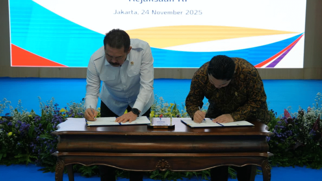 Jaksa Agung ST Burhanuddin dan Menpora Erick Thohir menandatangani nota kesepahaman (MoU) penguatan penegakan hukum di bidang kepemudaan dan keolahragaan di Kantor Kemenpora, Jakarta, Senin (24/11/2025).