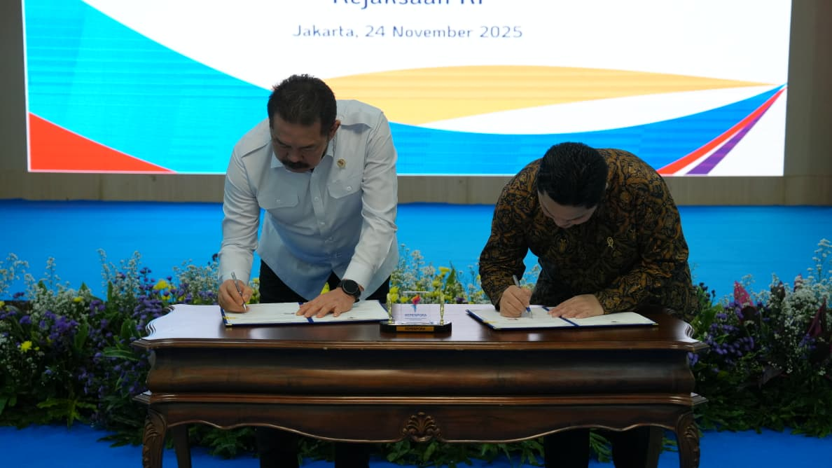 Jaksa Agung ST Burhanuddin dan Menpora Erick Thohir menandatangani nota kesepahaman (MoU) penguatan penegakan hukum di bidang kepemudaan dan keolahragaan di Kantor Kemenpora, Jakarta, Senin (24/11/2025).