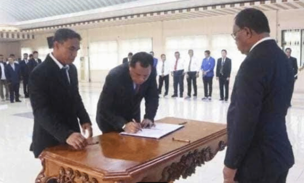 Rektor Universitas Pattimura Ambon, Prof. Dr. Fredy Leiwakabessy, M.Pd, melantik Dekan Fakultas Teknik, Dr. Pieter Th Berhitu, S.T., M.T. di Aula Rektorat Unpatti, (24/11/2025).