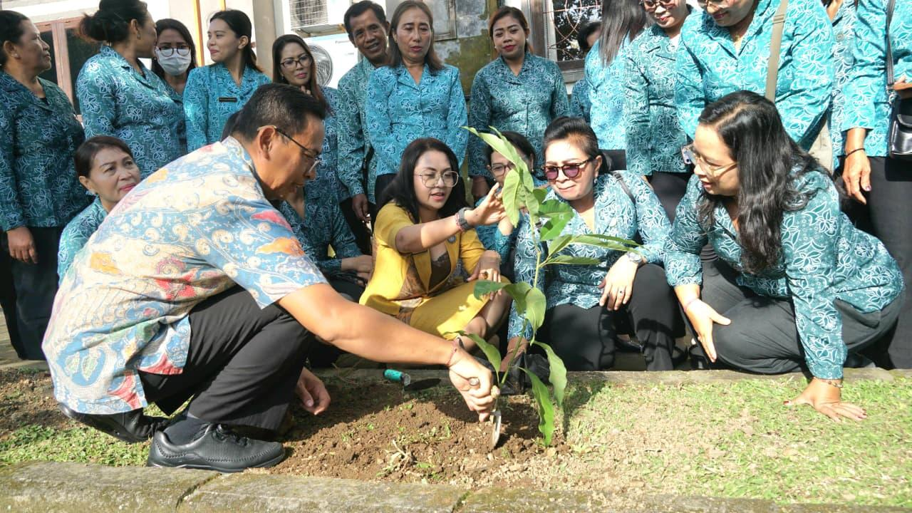 Ketua TP. PKK Badung, Nyonya Rasniathi Adi Arnawa menyerahkan secara simbolis bibit tanaman kepada TP. PKK Kecamatan serta Kelurahan se-Kecamatan Mengwi dan kepada TP. PKK Kecamatan dan Kelurahan se-Kecamatan Abiansemal, Selasa (25/11).