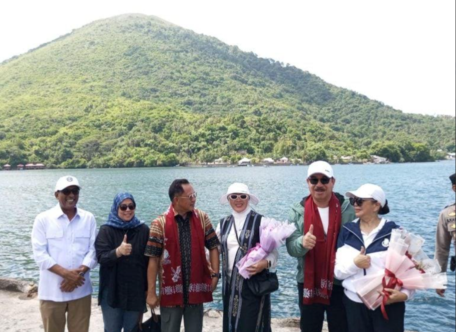 Mendagri RI, Tito Karnavian di damping Gubernur Maluku, Hendrik Lewerissa dan Bupati Maluku Tengah, Zulkarnain Awat Amir tiba di Pulau Banda Naira.