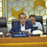 Wakil Ketua Komisi IV DPR RI Abdul Kharis Almasyhari saat Rapat Dengar Pendapat dengan Kepala Badan Pangan Nasional di Gedung Nusantara II, DPR RI, Senayan, Jakarta, Senin (25/11/2025).