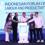 Menteri Ketenagakerjaan Yassierli bersama sejumlah perwakilan pemangku kepentingan menekan tombol tanda dibukanya Indonesian Forum on Labour and Productivity (IFLP) 2025 di Jakarta, Selasa (25/11/2025). (Foto: Biro Humas Kemnaker)