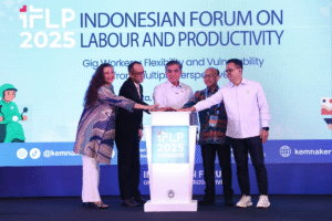 Menteri Ketenagakerjaan Yassierli bersama sejumlah perwakilan pemangku kepentingan menekan tombol tanda dibukanya Indonesian Forum on Labour and Productivity (IFLP) 2025 di Jakarta, Selasa (25/11/2025). (Foto: Biro Humas Kemnaker)