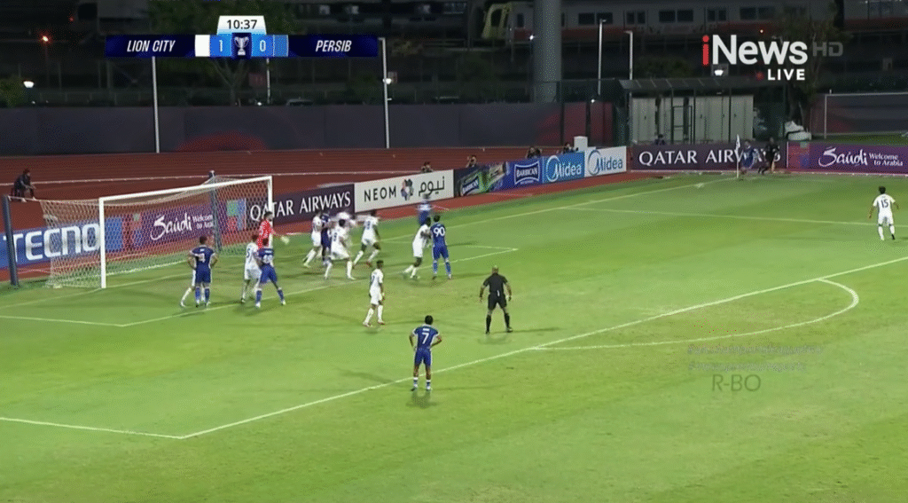 Pemain Lion City Sailors dan Persib Bandung berebut bola dalam situasi sepak pojok pada laga Grup G ACL 2 di Stadion Bishan, Singapura, Rabu (26/11). Duel sengit ini akhirnya dimenangkan Lion City dengan skor 3-2.