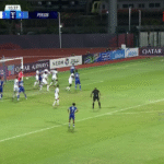 Pemain Lion City Sailors dan Persib Bandung berebut bola dalam situasi sepak pojok pada laga Grup G ACL 2 di Stadion Bishan, Singapura, Rabu (26/11). Duel sengit ini akhirnya dimenangkan Lion City dengan skor 3-2.