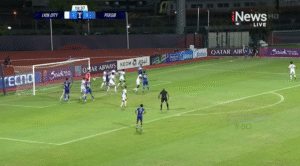 Pemain Lion City Sailors dan Persib Bandung berebut bola dalam situasi sepak pojok pada laga Grup G ACL 2 di Stadion Bishan, Singapura, Rabu (26/11). Duel sengit ini akhirnya dimenangkan Lion City dengan skor 3-2.