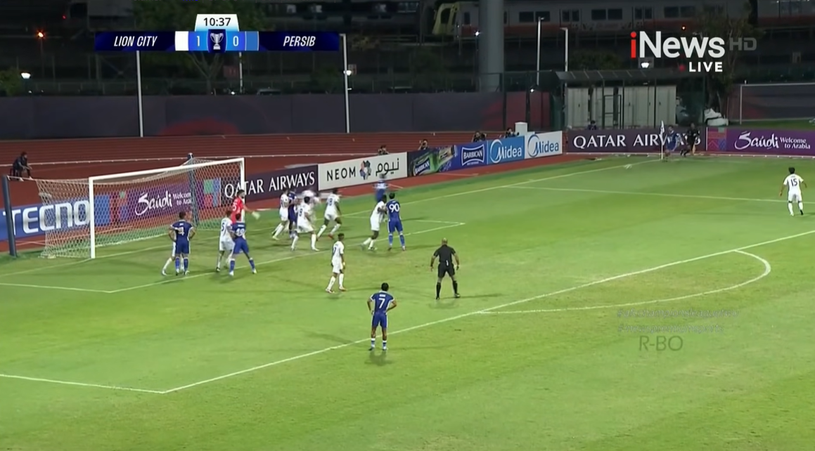 Pemain Lion City Sailors dan Persib Bandung berebut bola dalam situasi sepak pojok pada laga Grup G ACL 2 di Stadion Bishan, Singapura, Rabu (26/11). Duel sengit ini akhirnya dimenangkan Lion City dengan skor 3-2.
