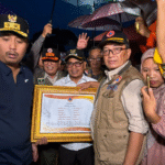 Penyerahan bantuan secara simbolis kepada Pemerintah Daerah Pesisir Selatan, yang disaksikan Wakil Gubernur Sumatra Barat, di lokasi yang terdampak banjir di Kabupaten Pesisir Selatan, pada Rabu (26/11)