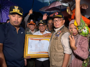 Penyerahan bantuan secara simbolis kepada Pemerintah Daerah Pesisir Selatan, yang disaksikan Wakil Gubernur Sumatra Barat, di lokasi yang terdampak banjir di Kabupaten Pesisir Selatan, pada Rabu (26/11)