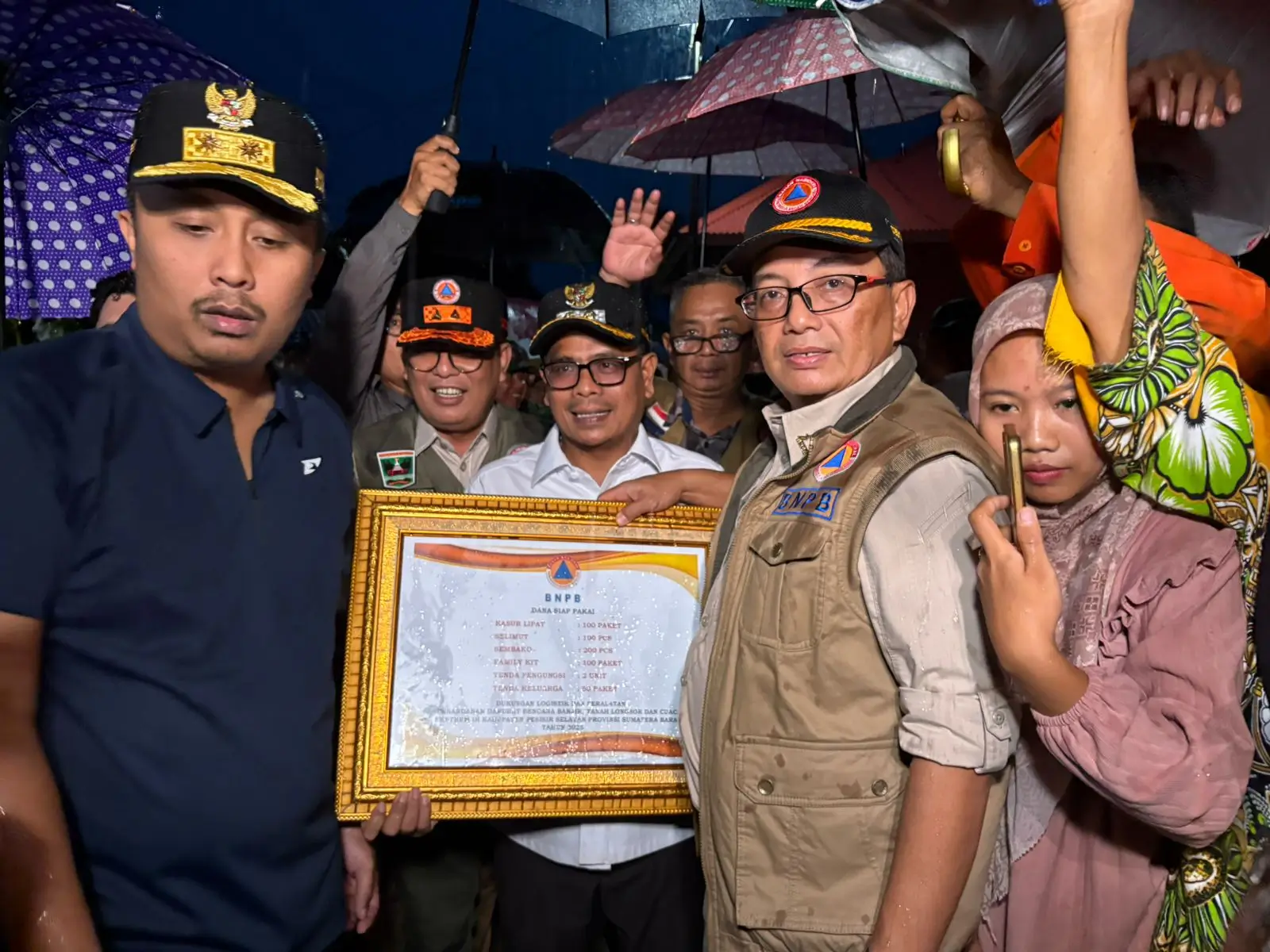 Penyerahan bantuan secara simbolis kepada Pemerintah Daerah Pesisir Selatan, yang disaksikan Wakil Gubernur Sumatra Barat, di lokasi yang terdampak banjir di Kabupaten Pesisir Selatan, pada Rabu (26/11)
