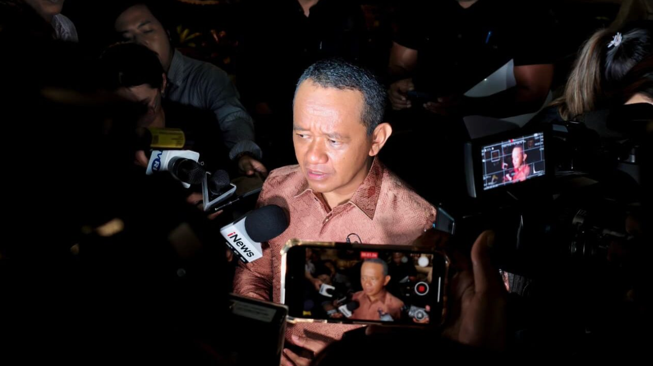 Menteri Energi dan Sumber Daya Mineral (ESDM) Bahlil Lahadalia memberikan keterangannya kepada awak media di Istana Kepresidenan, Jakarta, pada Rabu, 26 November 2025. Foto: BPMI Setpres/Laily Rachev