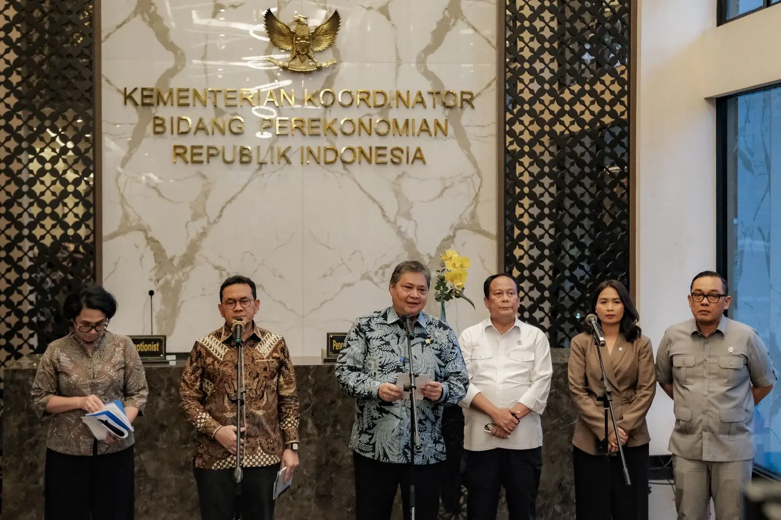 konferensi pers di Kantor Kementerian Koordinator Bidang Perekonomian di Jakarta, Rabu (26/11/2025), membahas kesiapan sektor pariwisata dan kebijakan transportasi menjelang libur Natal dan Tahun Baru 2025.