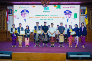 Bupati Wayan Adi Arnawa menyerahkan hadiah Mangupura Award, Badung Festival Inovasi, dan Adi Karya Nugraha Tahun 2025 serta peluncuran Badung BRILIAN di Ruang Kertha Gosana, Puspem Badung, Kamis (27/11).