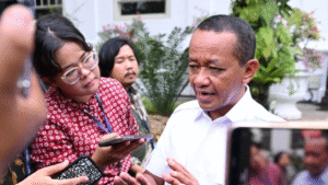 Menteri Energi dan Sumber Daya Mineral (ESDM) Bahlil Lahadalia memberikan keterangannya kepada awak media usai mengikuti rapat terbatas yang dipimpin langsung oleh Presiden Prabowo Subianto, di Istana Merdeka, Jakarta, Kamis, 27 November 2025.