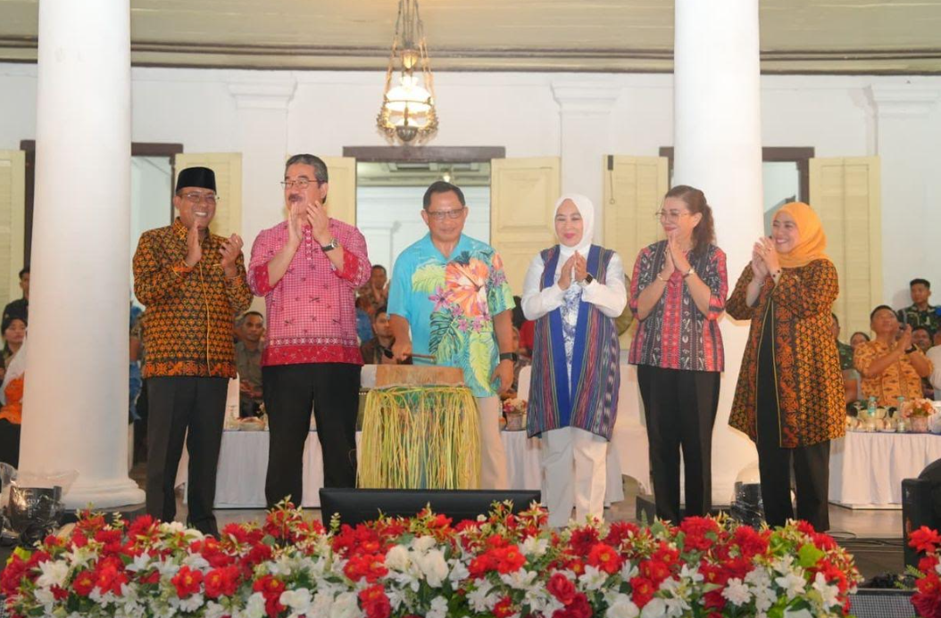 Acara pembukaan Banda Heritage Festival 2025, dibuka langsung oleh Mendagri RI, Tito Karnavian di dampingi oleh Gubernur Maluku, Hendrik Lewerissa.