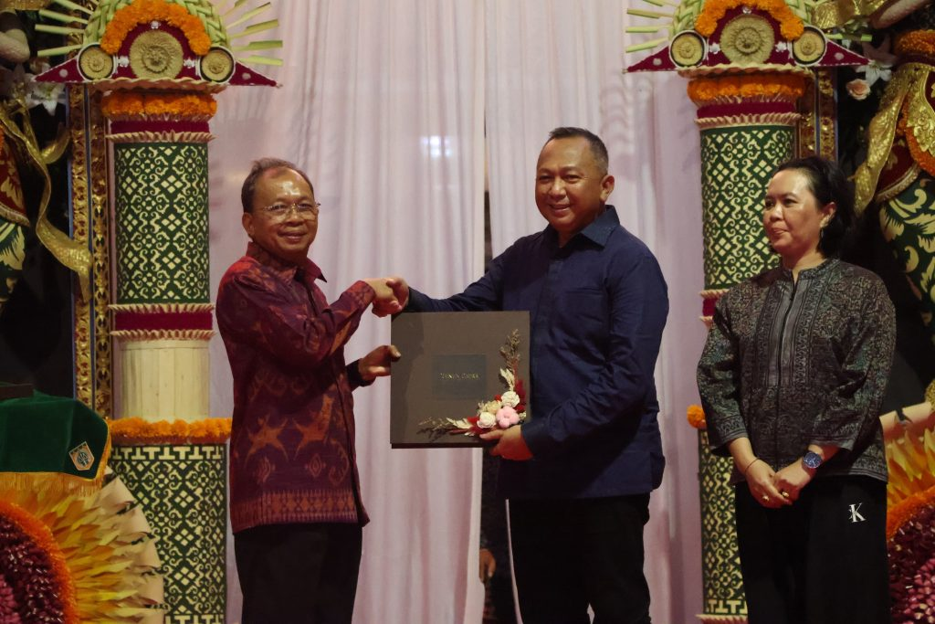 Gubernur Bali Wayan Koster menyerahkan cinderamata kepada I Ketut Sumedana dalam acara pisah sambut Kepala Kejaksaan Tinggi (Kajati) Bali di Kantor Kejati Bali, Renon, Denpasar, Jumat (31/10) malam.