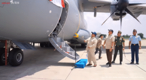 Presiden Prabowo Subianto meninjau pesawat angkut berat Airbus A400M di Lanud Halim Perdanakusuma, Jakarta, Senin (3/11/2025), didampingi Panglima TNI Jenderal Agus Subiyanto dan KSAU Marsekal Tony Harjono.