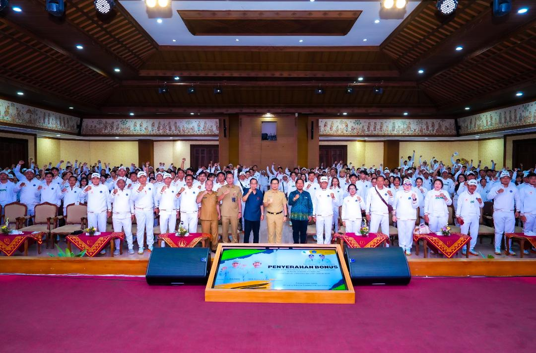 Bupati Wayan Adi Arnawa saat acara penyerahan bonus atlet dan pelatih Porprov Bali XVI Tahun 2025 di Ruang Kertha Gosana, Puspem Badung, Senin (3/11).