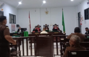 ABT Terdakwa kasus pencabulan dan persetubuhan terhadap dua anak kandungnya di ruang Pengadilan Negeri Ambon.
