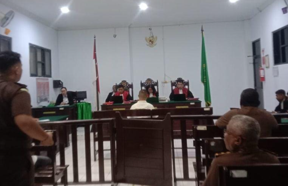 ABT Terdakwa kasus pencabulan dan persetubuhan terhadap dua anak kandungnya di ruang Pengadilan Negeri Ambon.