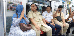 Presiden Prabowo Subianto berbincang santai dengan seorang penumpang saat menjajal perjalanan menggunakan Kereta Rel Listrik (KRL) di Jakarta, Selasa (4/11/2025).