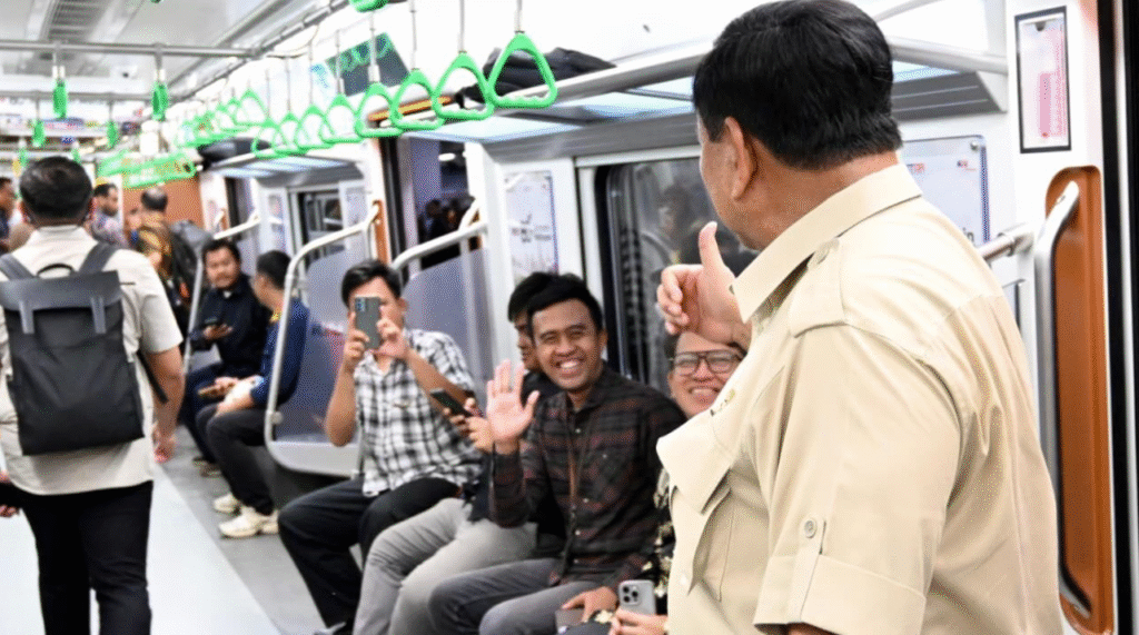Presiden Prabowo Subianto membaur bersama masyarakat menaiki KRL dari Stasiun Manggarai ke Staisun Tanah Abang pada Selasa, 4 November 2025. Foto: BPMI Setpres/Cahyo