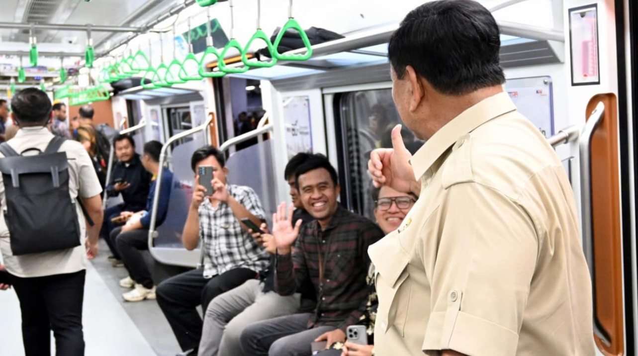Presiden Prabowo Subianto membaur bersama masyarakat menaiki KRL dari Stasiun Manggarai ke Staisun Tanah Abang pada Selasa, 4 November 2025. Foto: BPMI Setpres/Cahyo