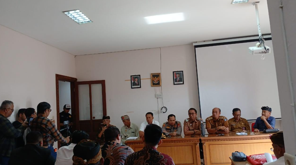 Suasana mediasi antara Desa Adat Jimbaran dengan pihak PT Jimbaran Hijau