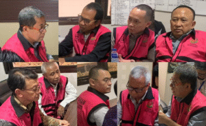 Para tersangka kasus dugaan korupsi tata kelola minyak mentah dan produk kilang pada PT Pertamina (Persero) periode 2018–2023 saat diserahkan oleh Tim Jaksa Penyidik JAM Pidsus Kejaksaan Agung kepada Jaksa Penuntut Umum Kejaksaan Negeri Jakarta Pusat, Rabu (5/11/2025). Para tersangka kini menjalani penahanan untuk kepentingan proses hukum lebih lanjut. (Foto: Puspenkum Kejagung)