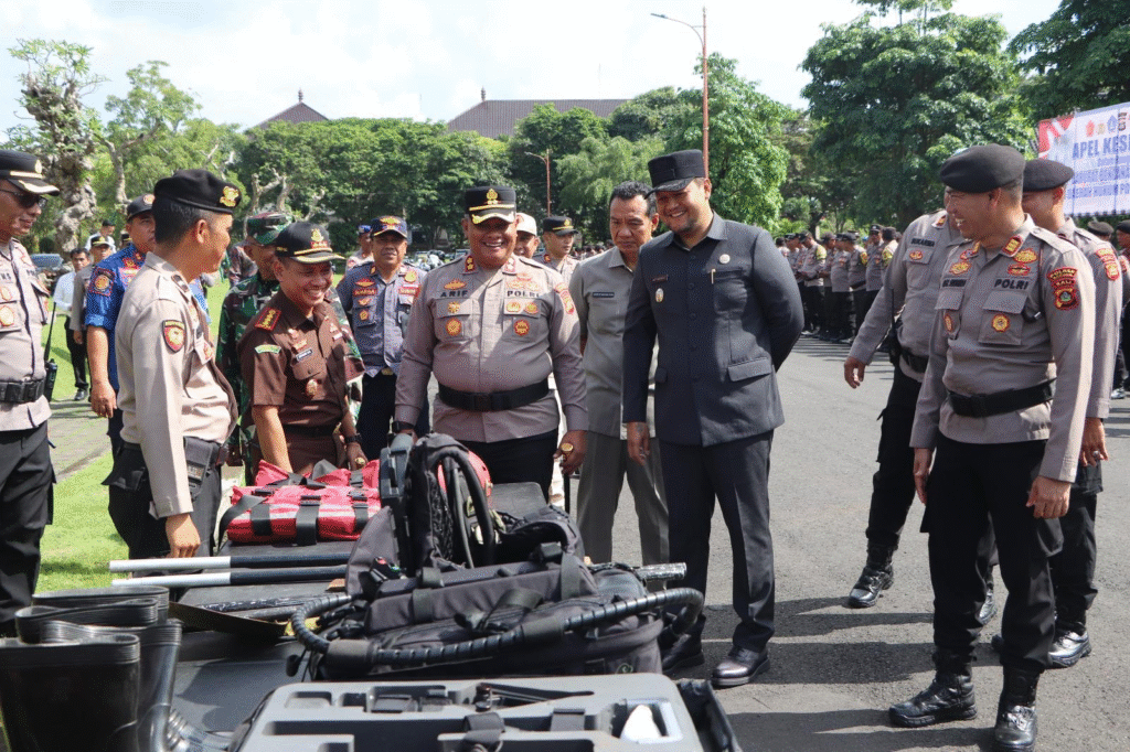 Wabup Bagus Alit Sucipta saat menghadiri Apel Kesiapan Tanggap Darurat Bencana Hidrometeorologi di Areal Parkir Depan Balai Budaya Giri Nata Mandala, Puspem Badung, Rabu (5/11).