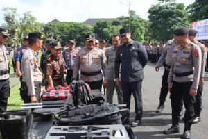 Wabup Bagus Alit Sucipta saat menghadiri Apel Kesiapan Tanggap Darurat Bencana Hidrometeorologi di Areal Parkir Depan Balai Budaya Giri Nata Mandala, Puspem Badung, Rabu (5/11).