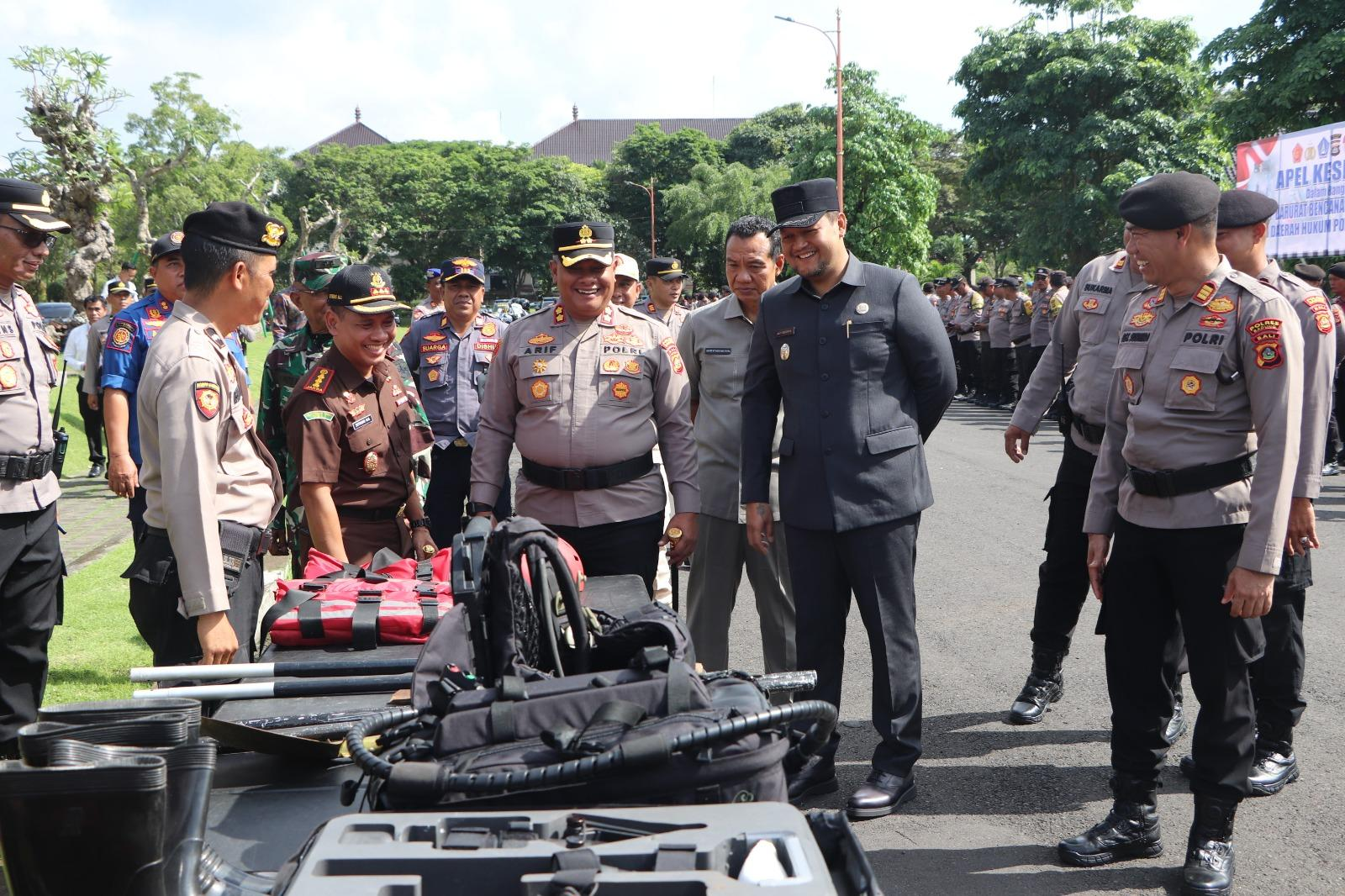 Wabup Bagus Alit Sucipta saat menghadiri Apel Kesiapan Tanggap Darurat Bencana Hidrometeorologi di Areal Parkir Depan Balai Budaya Giri Nata Mandala, Puspem Badung, Rabu (5/11).