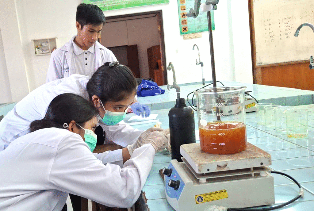 Dua siswi SMA Negeri 2 Semarapura melakukan uji laboratorium terkait penelitian pemanfaatan ekstrak daun kelor sebagai agen penetral logam timbal di air laut. Penelitian ini mengantarkan mereka lolos ke Olimpiade Penelitian Siswa Indonesia (OPSI) 2025 tingkat nasional.