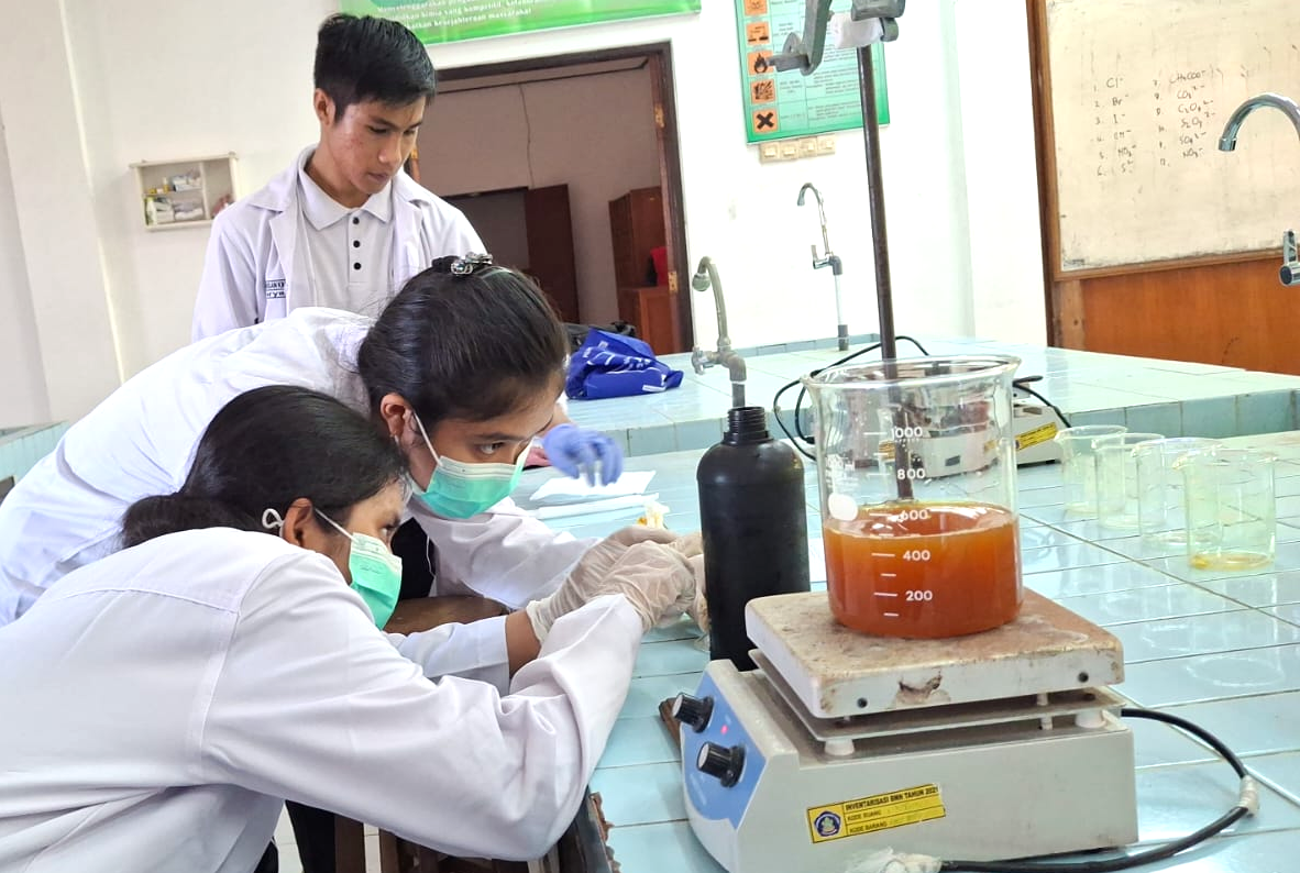 Dua siswi SMA Negeri 2 Semarapura melakukan uji laboratorium terkait penelitian pemanfaatan ekstrak daun kelor sebagai agen penetral logam timbal di air laut. Penelitian ini mengantarkan mereka lolos ke Olimpiade Penelitian Siswa Indonesia (OPSI) 2025 tingkat nasional.
